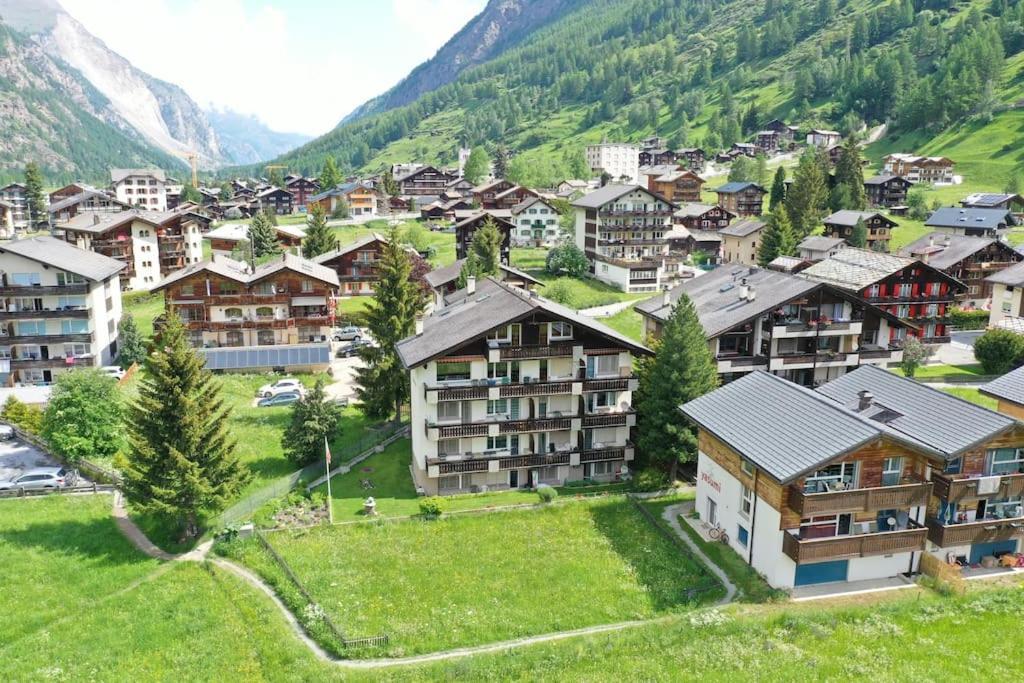 Alpine Retreat 4 Person Apartment Near Zermatt With Parking! 塔什 外观 照片